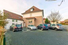 Gebansicht mit Stellpla 4 Wohneinheiten unter einem Dach - kernsaniertes Mehrfamilienhaus