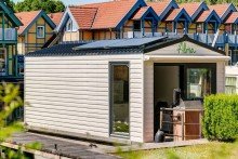 Seitliche Ansicht des Hausbootes Ferienhaus am Wasser: mit privatem Bootsanleger und zus�tzlichem Hausboot