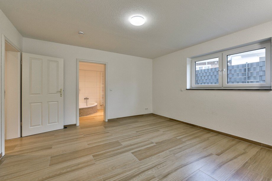 Souterrain Zimmer 1 mit En-Suite-Bad Einfamilienhaus Wunstorf