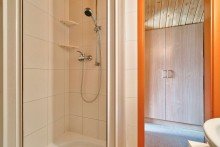 Badezimmer mit Dusche Ferienhaus am Wasser: mit privatem Bootsanleger und zus�tzlichem Hausboot