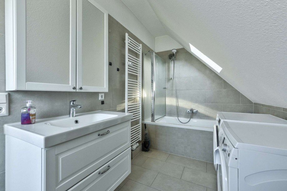 WE 1 - Badezimmer mit Badewanne Wohn- / Gesch�ftshaus Steinhude