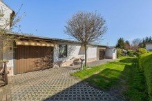 Nebengeb�ude mit Garagen und Hofbereich Einfamilienhaus | 155 m� Wfl. | 6 Zimmer | 785 m� Grundst�ck | nahe Frankfurt (Oder)