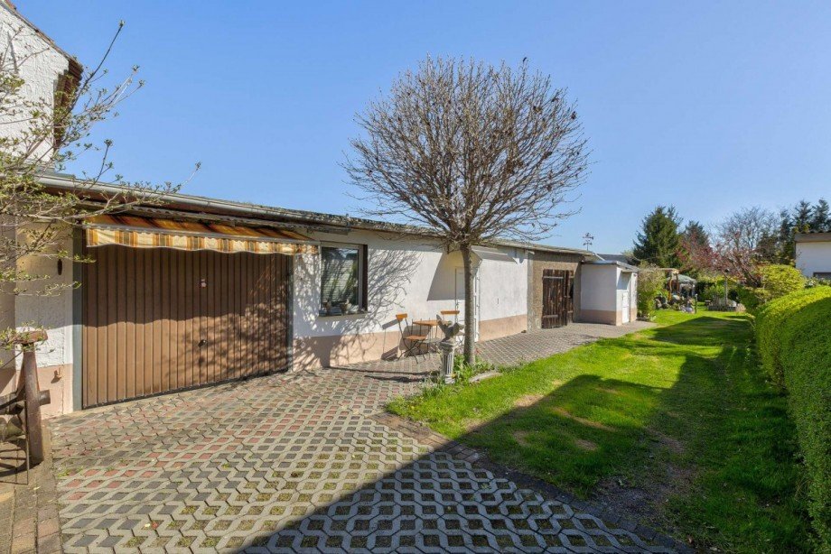 Nebengeb�ude mit Garagen und Hofbereich Einfamilienhaus Ziltendorf