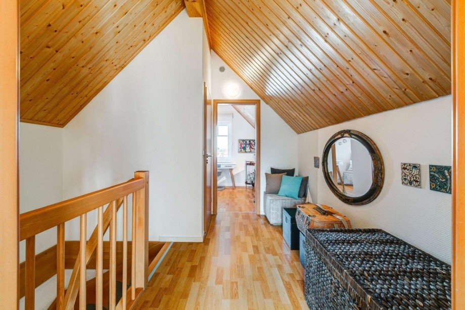 Lichtdurchfluteter Flur mit gem�tlicher Sitzecke Haus Rheinsberg